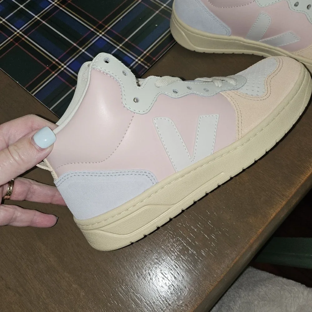 Veja 15 leather